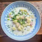 Creamy gnocchi with peas, crispy prosciutto, and wild garlic – easy and flavourful one-pan dinner recipe.