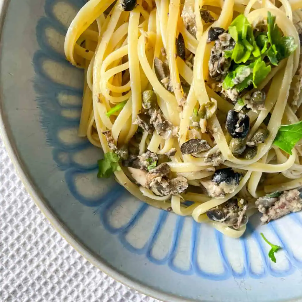 Linguine tossed in olive and sardine tapenade sauce topped with parsley