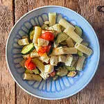 Halloumi pasta Top view in a blue bowl